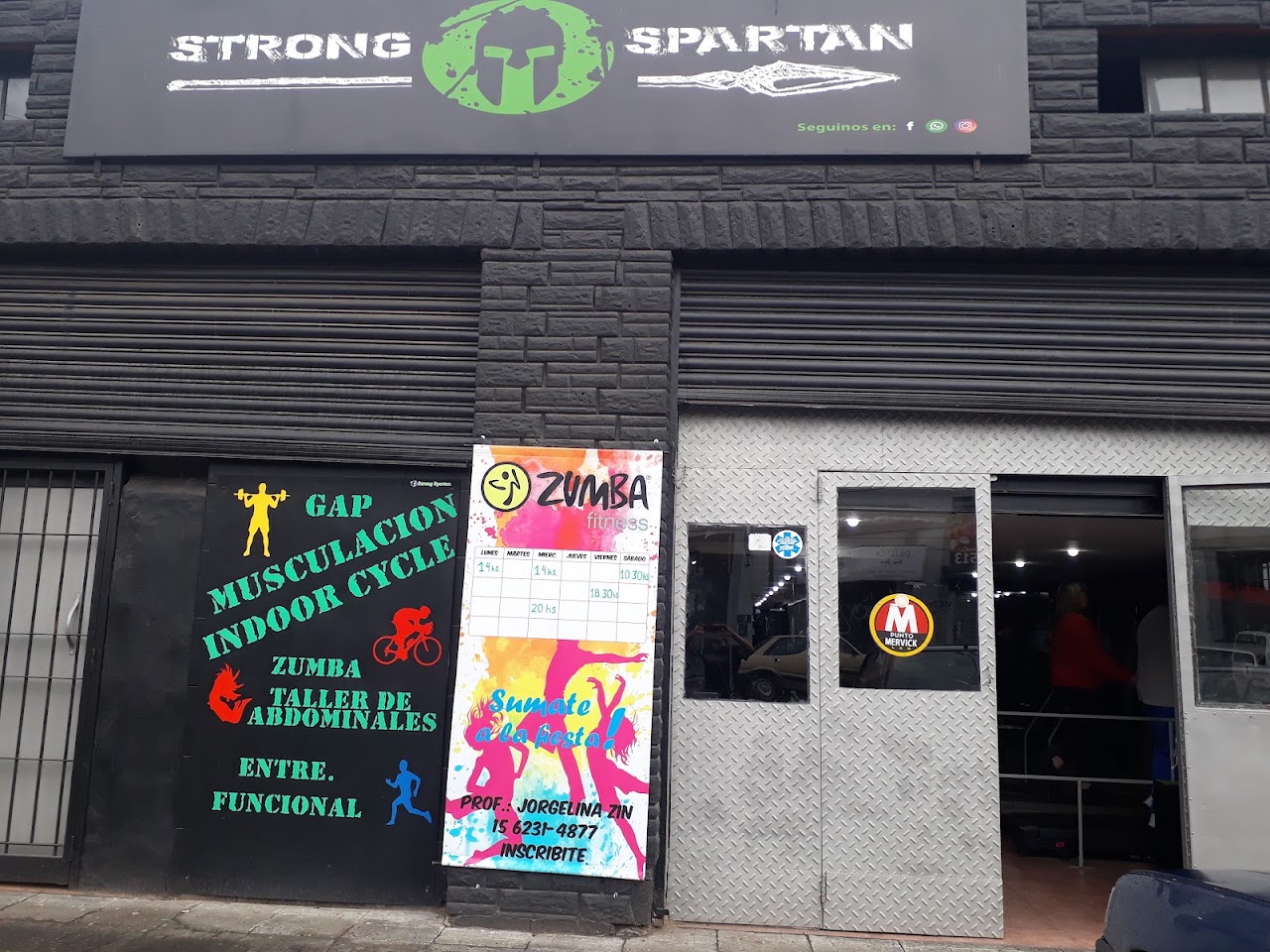 Fachada y recepción de Strong Spartan Gimnasio en Temperley