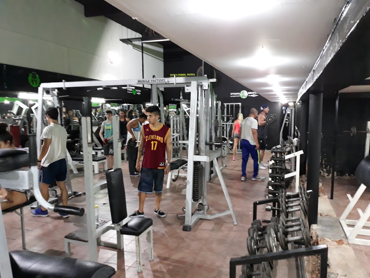 Fachada exterior y recepción de Strong Spartan Gimnasio en Temperley