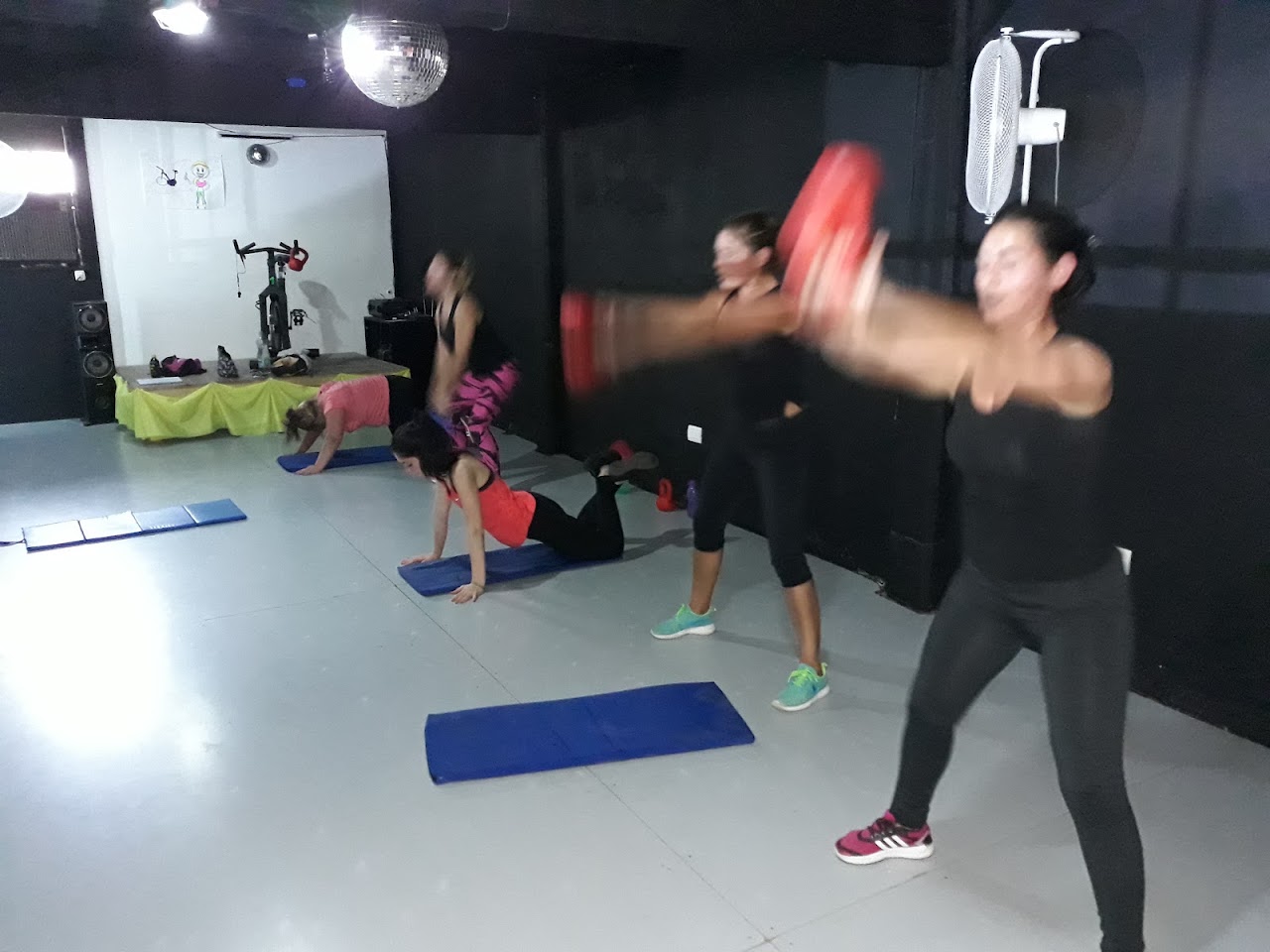 Piso de entrenamiento y máquinas de musculación en Strong Spartan